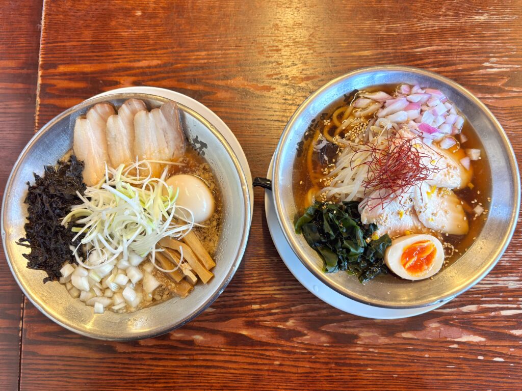 全部乗せラーメン(左)と冷やしラーメン(右)を2杯並べて